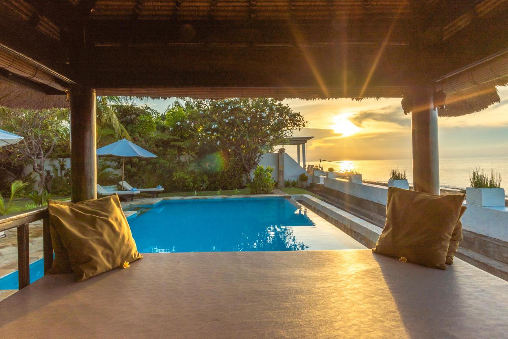 Gorgeous Beachfront Villa Lovina Banjar  Exterior photo